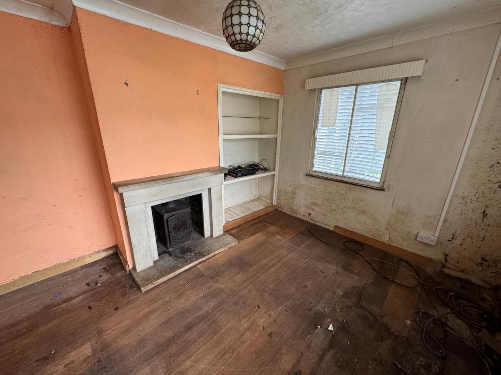 Lot: 83 - DETACHED BUNGALOW FOR TOTAL REFURBISHMENT - Reception room